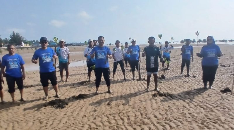 Laskar Biru Indonesia Asri Tanam Mangrove di Tanjung Aru, Sambut HUT Demokrat